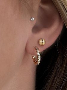 Les Favorites Pozłacane kolczyki-półkreole z cyrkoniami rozmiar: onesize. Kolczyki Les Favorites, z cyrkonią, pozłacane. Za 78,99 zł.