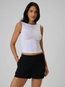4F Top slim z modalem damski - biały L. Białe topy 4f, l, bez wzorów, z dzianiny, bez kołnierzyka, bez ramiączek. Za 49,99 zł.