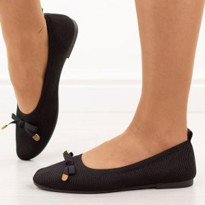 Czarne baleriny damskie Evento 9048. Czarne balerinki eVento, z aplikacjami, z jeansu, bez obcasa, na płaskiej podeszwie, bez zapięcia. Za 99,00 zł.