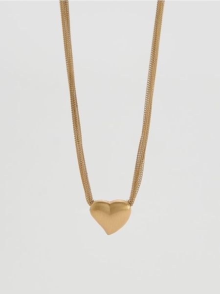 Naszyjnik z zawieszką serce - złoty. Żółte naszyjniki Reserved, złote. Za 59,99 zł.
