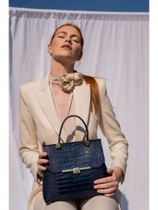 Christian Laurier Skórzana torebka "Emy" w kolorze granatowym - 27 x 19 x 12 cm rozmiar: onesize. Niebieskie torebki klasyczne Christian Laurier, bez wzorów, z materiału, przez ramię, bez dodatków. Za 339,45 zł.