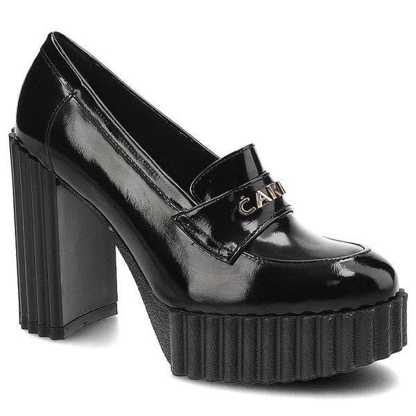 Półbuty damskie Carinii, lakierowane na wysokim stabilnym obcasie z platformą, czarne, B8012-037. Czarne półbuty Carinii, bez wzorów, z lakierowanej skóry, bez obcasa, na platformie, bez zapięcia. Za 429,00 zł.