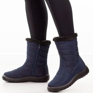 Granatowe zimowe wodoodporne śniegowce damskie Jezzi 74839-2. Niebieskie buty zimowe Jezzi, z jeansu, bez obcasa, na płaskiej podeszwie, bez zapięcia. Za 149,00 zł.