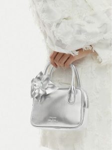 GINO ROSSI Torebka EO-ROSE-LA224-194455 Srebrny. Szare torebki klasyczne Gino Rossi, bez wzorów, ze skóry, bez dodatków. Za 279,99 zł.