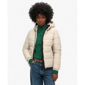 Damska kurtka z kapturem Superdry Spirit Sports. Białe kurtki Superdry, bez wzorów, z puchu, z kapturem. W wyprzedaży za 394,50 zł.