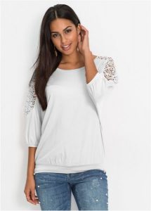 Bluzka oversize z mieszanki wiskozy. Białe bluzki bonprix, z aplikacjami, z koronki, bez kołnierzyka, bez ramiączek. Za 77,99 zł.