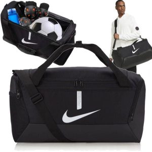 Torba sportowa Nike Academy Team treningowa na ramię ze wzmacnianym dnem 41L. Czarne torby podróżne i sportowe Nike, bez wzorów, na ramię. Za 143,61 zł.