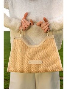 Maison héritage PARIS Skórzana torebka "Mini Cassis" w kolorze beżowym - 31 x 22 x 11 cm rozmiar: onesize. Brązowe torebki klasyczne Maison héritage PARIS, bez wzorów, z materiału, bez dodatków. Za 391,99 zł.