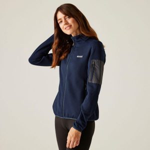 Softshell turystyczny damski Aldean. Czerwone kurtki Regatta, bez wzorów, z softshellu, bez kaptura. W wyprzedaży za 249,99 zł.