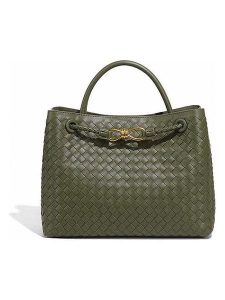 SUVRAI Torebka w kolorze khaki - 30 x 23 x 13 cm rozmiar: onesize. Brązowe torebki klasyczne SUVRAI, bez wzorów, z materiału, bez dodatków. Za 152,99 zł.