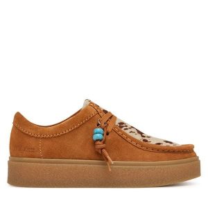 Półbuty Clarks. Brązowe półbuty Clarks, bez wzorów, bez obcasa, na płaskiej podeszwie, bez zapięcia. Za 467,99 zł.