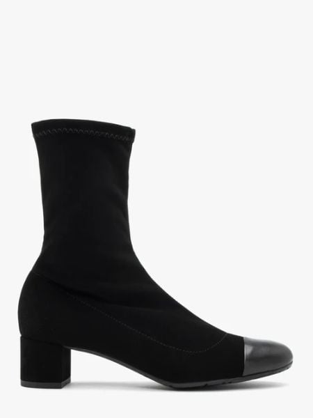 Czarne botki z lakierowanym noskiem. Czarne botki Ryłko, bez wzorów, z nubiku, z okrągłym noskiem, bez obcasa, na obcasie, bez zapięcia. Za 399,99 zł.