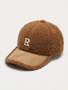 Czapka teddy z daszkiem i haftem - brązowy. Brązowe czapki Sinsay, bez wzorów. Za 19,99 zł.