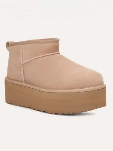 UGG Botki "Classic Ultra Mini Platform" w kolorze beżowym rozmiar: 39. Brązowe botki Ugg, bez wzorów, z wełny, bez obcasa, na platformie, bez zapięcia. Za 543,90 zł.