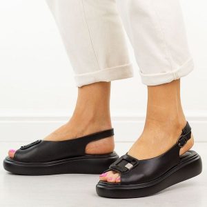 Czarne skórzane sandały damskie Cambell 07339. Czarne sandały Cambell, z aplikacjami, z jeansu, bez obcasa, na platformie, bez zapięcia. Za 219,00 zł.