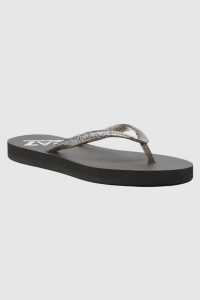 EA7 Czarne klapki japonki. Czarne klapki EA7 Emporio Armani, bez wzorów, bez obcasa. W wyprzedaży za 189,99 zł.