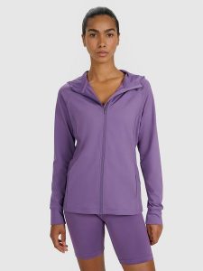 4F Bluza treningowa regular szybkoschnąca damska - fioletowa XS. Czerwone bluzy 4f, uniwersalny, bez wzorów, z dzianiny, z kapturem. Za 199,99 zł.
