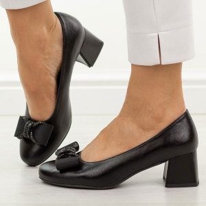 Czarne czółenka damskie na obcasie M.Daszyński Sa281-7. Czarne czółenka M.Daszyński, z aplikacjami, z materiału, bez obcasa, na obcasie, bez zapięcia. Za 189,00 zł.