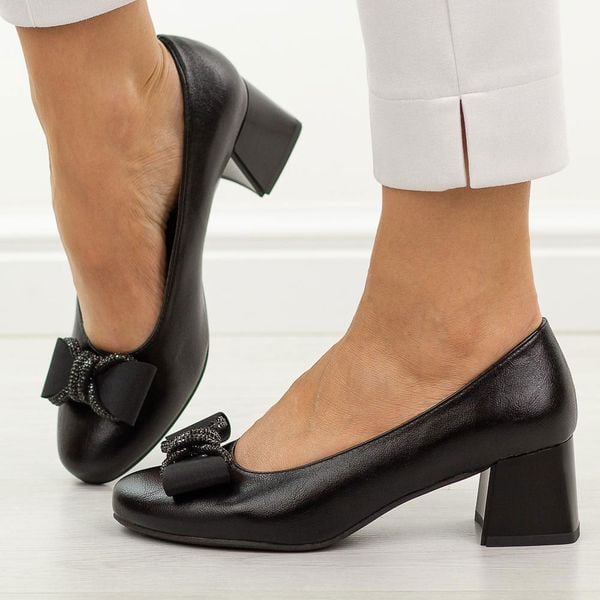 Czarne czółenka damskie na obcasie M.Daszyński Sa281-7. Czarne czółenka M.Daszyński, z aplikacjami, z materiału, bez obcasa, na obcasie, bez zapięcia. Za 189,00 zł.