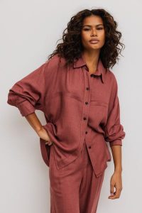 Luźna koszula z kieszeniami w kolorze LIGHT BURGUNDY- BERYL-M/L. Czerwone koszule Marsala, l, bez wzorów, z jeansu, bez kołnierzyka, bez ramiączek. Za 359,90 zł.