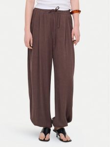 ONLY Spodnie materiałowe Siesta 15373197 Brązowy Regular Fit. Brązowe szorty ONLY, bez wzorów, z materiału. Za 169,99 zł.