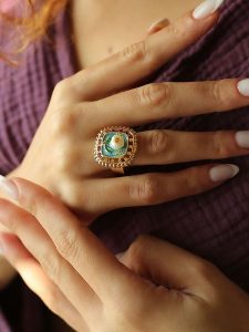 Pierres de Jade Pozłacany pierścionek z perłą rozmiar: onesize. Żółte pierścionki Pierres de Jade, z perłą, pozłacane. Za 84,21 zł.