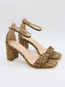 Bellucci Sandały w kolorze jasnobrązowo-czarnym rozmiar: 38. Brązowe sandały Bellucci, bez wzorów, z otwartym noskiem, bez obcasa, na koturnie, bez zapięcia. Za 100,99 zł.