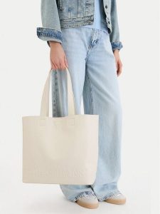 Guess Jeans Torebka CWBEO-GUESS-B-010-09 Écru. Białe shopper bag Guess Jeans, z aplikacjami, z jeansu, bez dodatków. Za 249,99 zł.