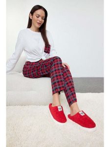 Trendyol Kapcie w kolorze czerwonym rozmiar: 39. Czerwone kapcie Trendyol, bez wzorów, z materiału. Za 57,06 zł.