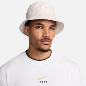 Kapelusz czapka Nike Apex Swoosh Bucket Hat Beżowy - FB5382-104. Białe kapelusze Nike, bez wzorów. Za 148,35 zł.