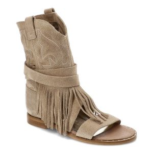 Beżowe Botki Carinii Stylowe Sandały Damskie Z Frędzlami. Brązowe sandały Carinii, bez wzorów, bez obcasa, na koturnie, bez zapięcia. Za 549,00 zł.
