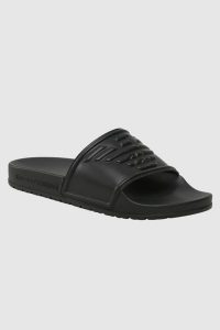 EMPORIO ARMANI Klapki czarne z logo. Czarne klapki Emporio Armani, bez wzorów, bez obcasa. W wyprzedaży za 189,99 zł.