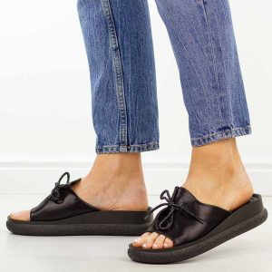 Czarne klapki damskie na platformie Potocki 43366. Czarne klapki POTOCKI, bez wzorów, ze skóry, bez obcasa, na platformie. Za 169,00 zł.