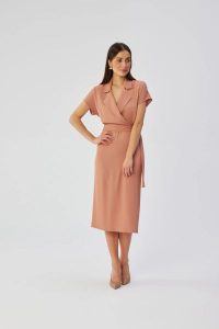 Elegancka sukienka z kołnierzem różana. Czerwone sukienki Stylove, do pracy, m, bez wzorów, z elastanu, biznesowe, bez kołnierzyka, bez ramiączek, midi, dopasowane. Za 349,00 zł.