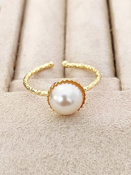 Luja Bijoux Pozłacany pierścionek z syntetycznymi perłami ozdobnymi rozmiar: onesize. Białe pierścionki Luja Bijoux, z perłą, pozłacane. Za 78,66 zł.