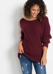 Sweter z grubej dzianiny. Czerwone swetry klasyczne bonprix, z dzianiny, bez kołnierzyka. Za 124,99 zł.