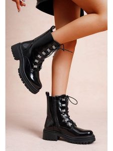 Foreverfolie Botki w kolorze czarnym rozmiar: 39. Czarne botki Foreverfolie, bez wzorów, bez obcasa, bez zapięcia. Za 152,99 zł.