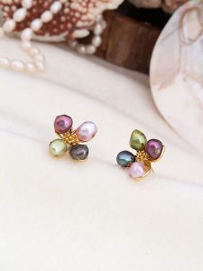 Pierres de Jade Pozłacane kolczyki-wkrętki z perłami rozmiar: onesize. Czerwone kolczyki Pierres de Jade, z perłą, pozłacane. Za 60,99 zł.