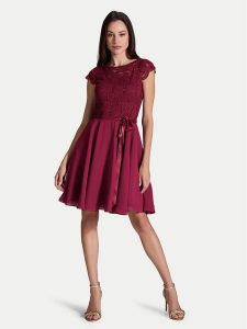 Swing Sukienka koktajlowa 77760510 Bordowy Regular Fit. Czerwone kombinezony Swing, bez wzorów, z syntetyku, wizytowe, bez kołnierzyka, bez ramiączek. Za 309,99 zł.
