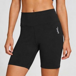 Krótkie legginsy Softee Session w kolorze czarnym. Czarne legginsy SOFTEE, bez wzorów, z elastanu, z podwyższonym stanem, krótkie. Za 160,99 zł.