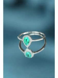 Maison héritage PARIS Złoty pierścionek "Perrine" z diamentami i szmaragdem rozmiar: 54. Szare pierścionki Maison héritage PARIS, z diamentem, złote. Za 1 522,99 zł.