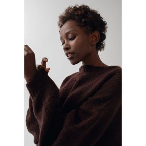 Sweter oversize z bufiastym rękawem INTENSE BROWN - RIVERO. Brązowe swetry klasyczne Marsala, na lato, z wełny, bez kołnierzyka. Za 249,90 zł.