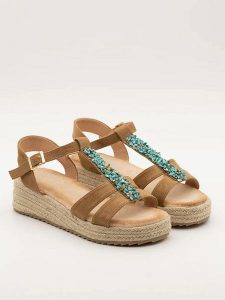 Belucci Sandały w kolorze jasnobrązowym na koturnie rozmiar: 39. Brązowe sandały Belucci, bez wzorów, z otwartym noskiem, bez obcasa, na koturnie, bez zapięcia. Za 83,62 zł.