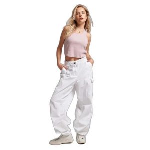 Damskie spodnie spadochronowe typu baggy Superdry. Białe spodnie dresowe Superdry, bez wzorów. Za 420,05 zł.