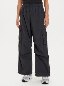 New Balance Spodnie dresowe WP43534 Czarny Relaxed Fit. Czarne spodnie dresowe New Balance, xl, bez wzorów, z dresówki. Za 219,99 zł.