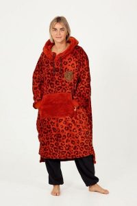 Sofa Poncho dla dorosłych - przytulna i ciepła - Leopard. Czerwone szlafroki AFTER ESSENTIALS, s, bez wzorów, z materiału, z kapturem. Za 186,00 zł.
