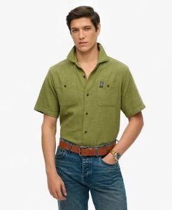 Superdry Krótka koszula teksturowana The Merchant Store – Relaxed fit. Zielone koszule Superdry, m, bez wzorów, z bawełny, bez kołnierzyka, bez ramiączek. Za 343,05 zł.