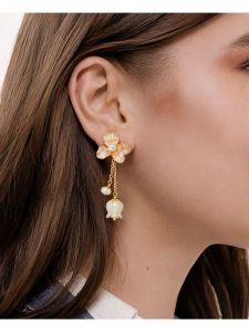 Pierres delicates Pozłacane kolczyki-wkrętki z perłami rozmiar: onesize. Żółte kolczyki Pierres delicates, z perłą, pozłacane. Za 86,95 zł.