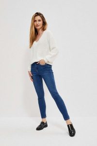 Jeansy skinny ze średnim stanem ciemnoniebieskie. Niebieskie jeansy MOODO, bez wzorów, z bawełny, długie. W wyprzedaży za 44,99 zł.