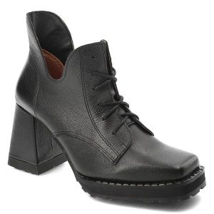 Czarne Botki Armodo Eleganckie Obuwie Damskie Na Obcasie. Czarne botki Armodo, bez wzorów, ze skóry, bez obcasa, na obcasie, bez zapięcia. Za 399,99 zł.